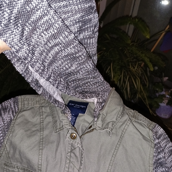 Cute hooded Jacket with multiple pockets - Picture 3 of 8